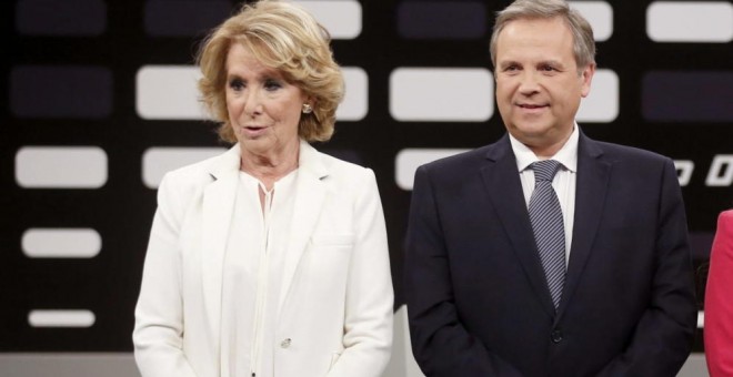 Esperanza Aguirre y Antonio Miguel Carmona, en los instantes previos al debate que ofreció Telemadrid poco antes de las elecciones municipales. EFE