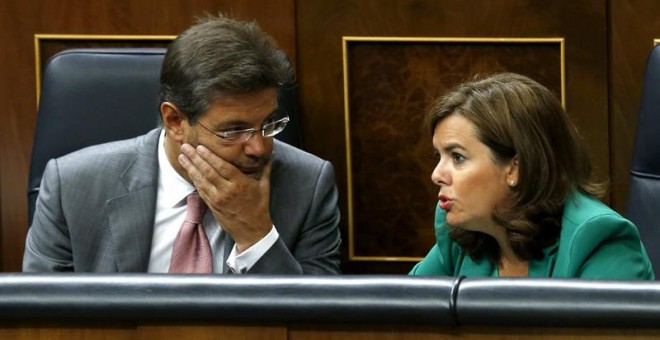 Soraya Sáenz de Santamaría conversa con Rafael Catalá en el Congreso. EFE/Sergio Barrenechea