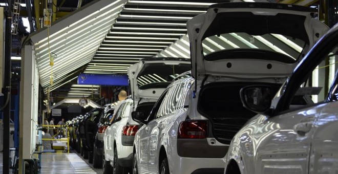 Cadena de montaje de la planta de PSA Peugeot Citroën en Madrid. E.P.