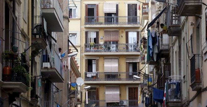 Pisos en el barrio de La Barceloneta, en Barcelona./ REUTERS/Albert Gea