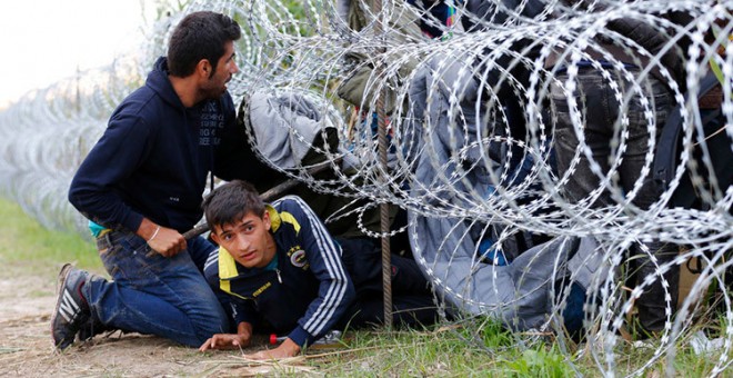 Inmigrantes cruzando la frontera entre Hungría y Serbia cerca de Roszke. REUTERS