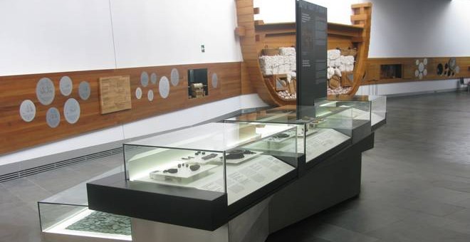 Imagen del Ministerio de Educación, Cultura y Ciencia de algunos de los objetos encontrados en la fragata Nuestra Señora de las Mercedes expuestos en el Museo ARQUA de Cartagena.