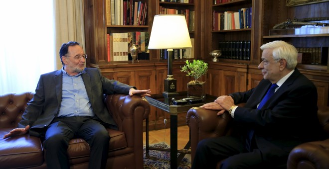 El líder de Unidad Popular (el partido escindido de Syriza), Panagiotis Lafazanis, con el presidente de la República griega, Prokopis Pavlopoulos. REUTERS/Stoyan Nenov