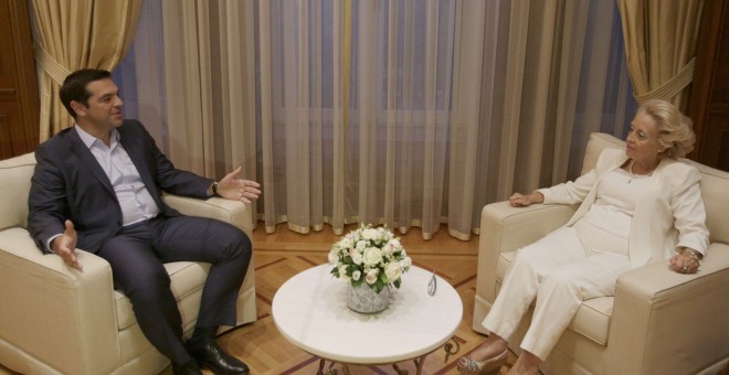 La flamante primera ministra griega Vassiliki Thanou, charla con el dimitido Alexis Tsipras, después de su toma de posesión. REUTERS/Stoyan Nenov