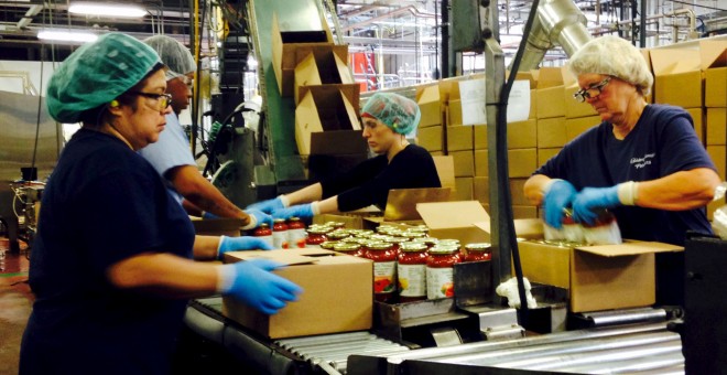Trabajadoras de una fábrica de salsa para pasta y ensaladas de New Jersey. REUTERS / Jonathan Spicer