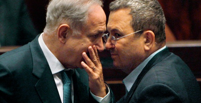 Ehud Barak y Benjamín Netanyahu, en una foto de archivo. / REUTERS