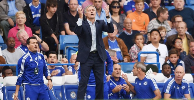 Mourinho gesticula durante el partido del Chelsea. Reuters / Tony O'Brien