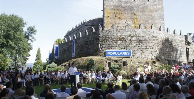 El mitin de Rajoy, con el castillo de Soutomaior de fondo./ EFE