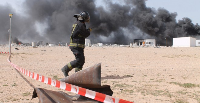 Fotografía facilitada por la Diputación Provincial de Zaragoza, de un bombero de la DPZ entrando ayer en la zona de la explosión en la Pirotecnia Zaragozana. EFE