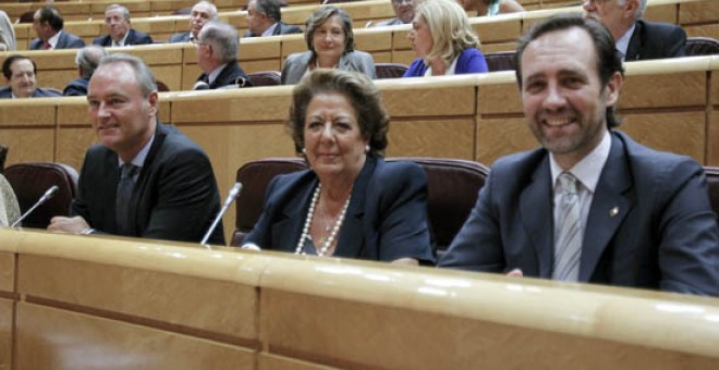 Los nuevos senadores del PP: el expresidente de la Comunidad Valencian, Alberto Fabra; la exalcaldesa de Valencia, Rita Barberá; y el expresidente balear, José Ramón Bauzá. EFE/Juan M. Espinosa