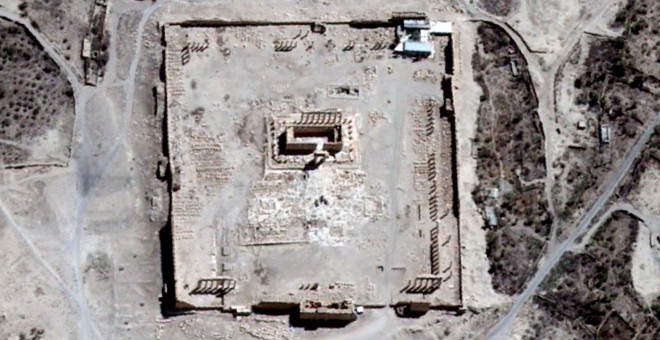 Imagen de la ONU desde satélite de la ciudad antigua de Palmira en el centro de Siria antes (arriba) y después (abajo) de la destrucción del antiguo templo de Bel por parte del Estado Islámico. REUTERS