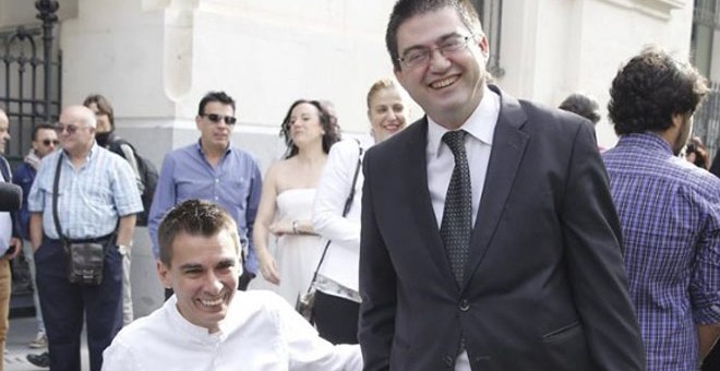 Sánchez Mato (derecha) tras la investidura de Carmena./ EFE