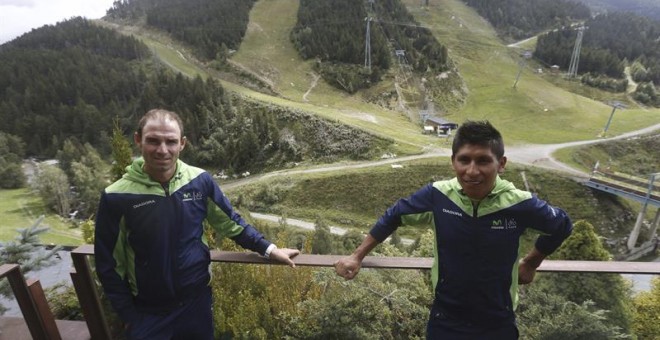 Los ciclistas del equipo Movistar, el español Alejandro Valverde y el colombiano Nairo Quintana, durante la jornada de descanso de ayer. /EFE