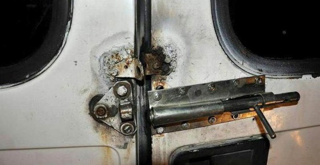 Imagen de la puerta de la furgoneta en la que fueron localizados los 24 afganos. / EFE