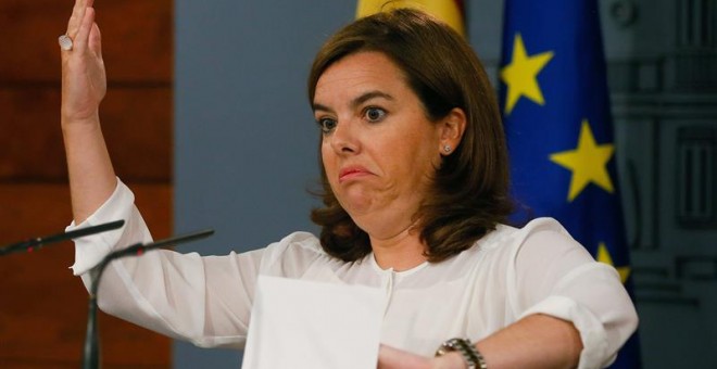 La vicepresidenta del Gobierno, Soraya Sáenz de Santamaría durante la rueda de prensa hoy en el Palacio de la Moncloa donde salió al paso de las declaraciones de Mas sobre el registro en las sedes de CDC y de su fundación.- EFE/JUANJO MARTÍN