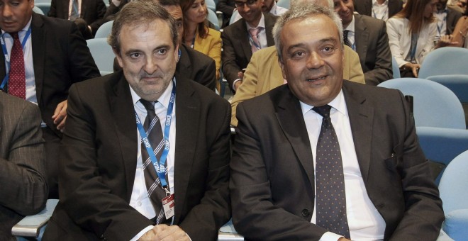 El presidente de Telefónica España, Luis Miguel Gilpérez, y el secretario de Estado de Estado de Telecomunicaciones, Víctor Calvo-Sotelo, antes de intervenir en el 29 Encuentro de las Telecomunicaciones, en la UIMP. EFE/Esteban Cobo.