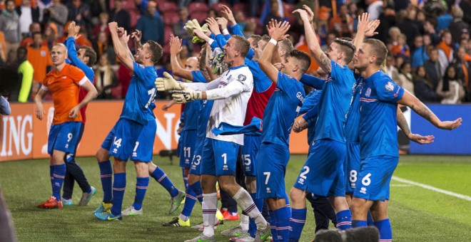 Los jugadores de Islandia celebran la victoria sobre Holanda. REUTERS/Michael Kooren