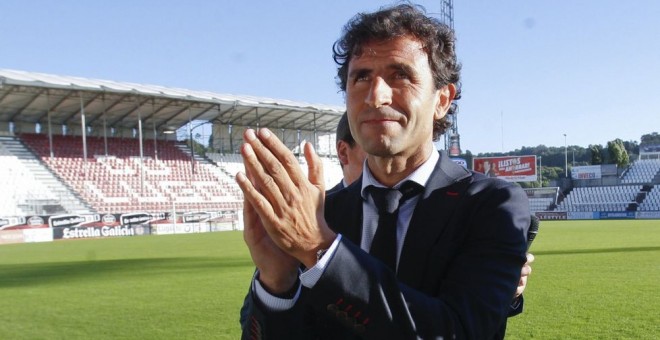 Luis Milla saluda a los aficionados en el estadio del Lugo.