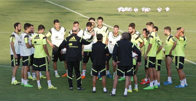 Vicente del Bosque da instrucciones a los internacionales en la Ciudad del Fútbol. /EFE