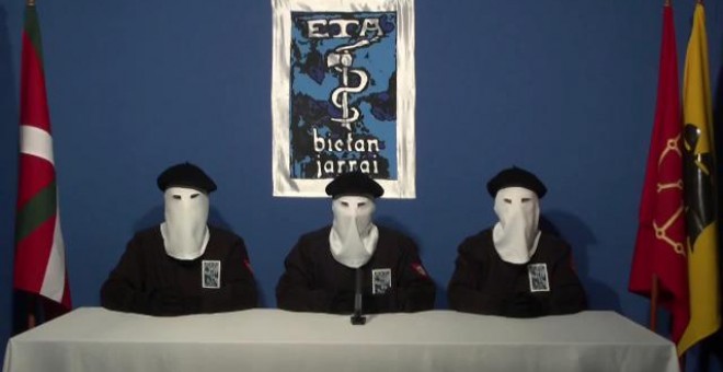 Imagen del vídeo en el que los portavoces de ETA anunciaba el cese de la violencia del grupo terrorista.