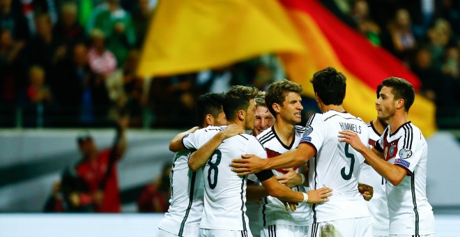 Los jugadores alemanes celebran uno de sus goles contra Polonia. /REUTERS
