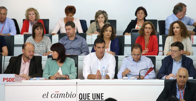 El secretario general del PSOE, Pedro Sánchez, en el centro, durante la reunión del Comité Federal. EFE/Ángel Díaz