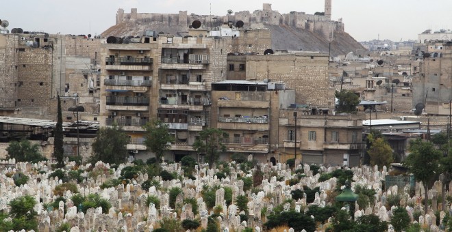 Vista del cementerio de la ciudad antigua de Alepo, en Siria, desde una zona controlada por los rebeldes. REUTERS / Abdalrhman Ismail