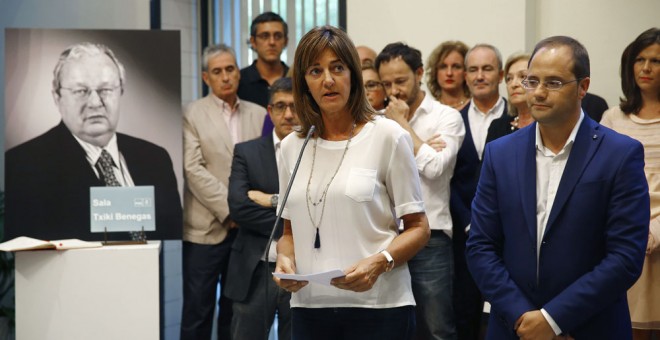 Idoia Mendia, secretaria general PSE, y César Luena, secretario de Organización del PSOE, durante el homenaje a Txiki Benegas, EFE/ J.P. GANDUL