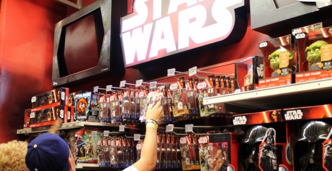 Un hombre observando los juguetes de la nueva entrega de Star Wars en la tienda principal de Toys 'R' Us en Times Square, Nueva York (EEUU). EFE/Mario Villar