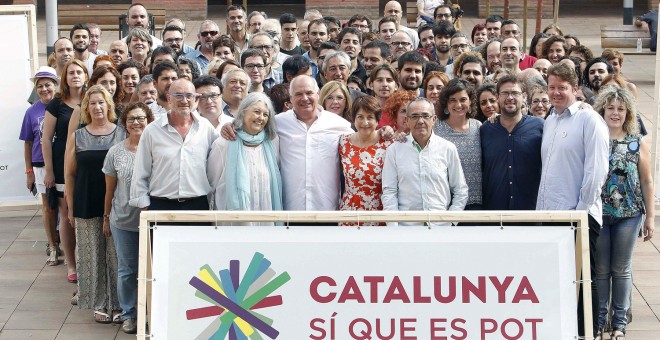 El cabeza de lista de Barcelona para las elecciones del 27S, Lluís Rabell, posan con el resto de candidatos de Catalunya Sí Que Es Pot. EFE