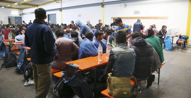Refugiados siendo atendidos al llegar a la estación de trenes de Múnich. /REUTERS