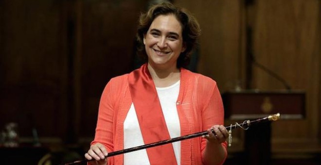 La alcaldesa de Barcelona, Ada Colau, tras recibir el bastón de mando de la ciudad. Archivo EFE