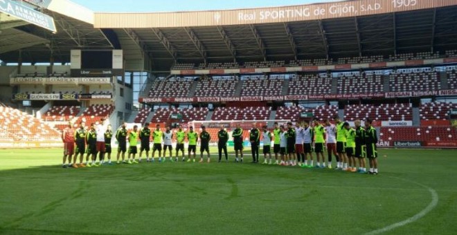 La selección española ha guardado un minuto de silencio antes del entrenamiento en El Molinón (Gijón). /SEFÚTBOL