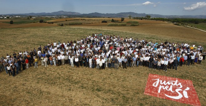 Simpatizantes y seguidores de Junts pel sí han conformado hoy el mapa de Cataluña en el Paratge natural de Gallecs. EFE/Quique García