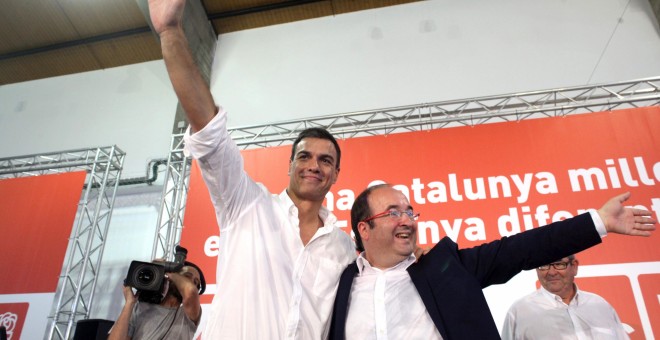 El líder del PSOE, Pedro Sánchez acompañado del líder de los socialistas catalanes, Miquel Iceta saludan en Tarragona en la fiesta de la gente mayor de los socialistas catalanes. EFE/ JAUME SELLART