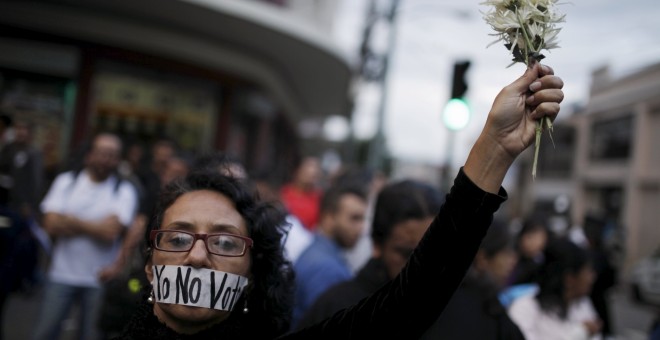 Una manifestante protesta en las calles de Ciudad de Guatemala contra la corrupción. REUTERS