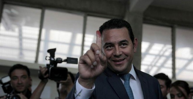 l candidato por el partido Frente de Convergencia Nacional (FCN) Jimmy Morales, en el momento de votar. (EFE / Esteban Biba)