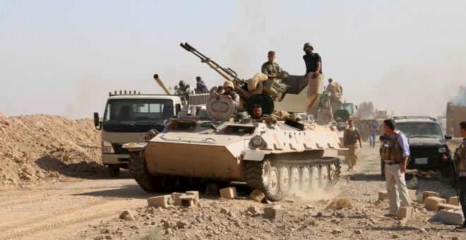 Milicianos kurdos peshmergas en un tanque al norte de Bagdad. - REUTERS