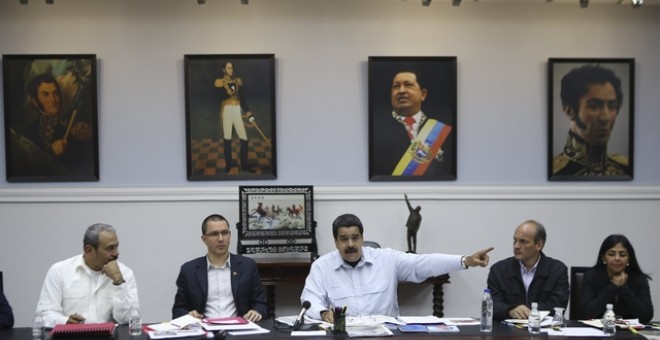 El presidente de Venezuela durante la reunión con varios de sus ministros. / (REUTERS)
