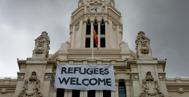 Detalle de una pancarta con la leyenda 'Refugees Welcome' -'Refugiados, bienvenidos', colocada en la fachada del Palacio de Cibeles, sede del Ayuntamiento de Madrid. - EFE