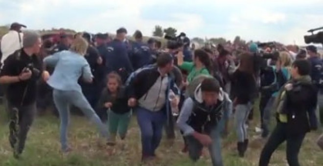 Una de las patadas que la reportera da a una niña refugiada mientras su padre y ella intentan huir de la Policía.