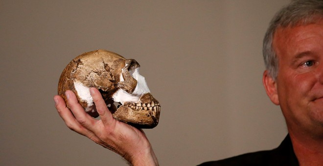 El profesor Lee Berger sostiene una réplica del cráneo del Homo naledi.- Siphiwe Sibeko (REUTERS)