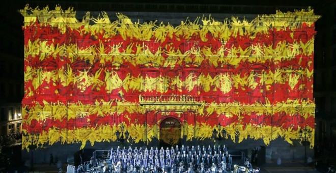 Acto institucional de celebración de la Diada Nacional de Catalunya, celebrado esta noche en la plaza de Sant Jaume de Barcelona, proyectando escenas en la fachada del Palau de la Generalitat. EFE / Andreu Dalmau