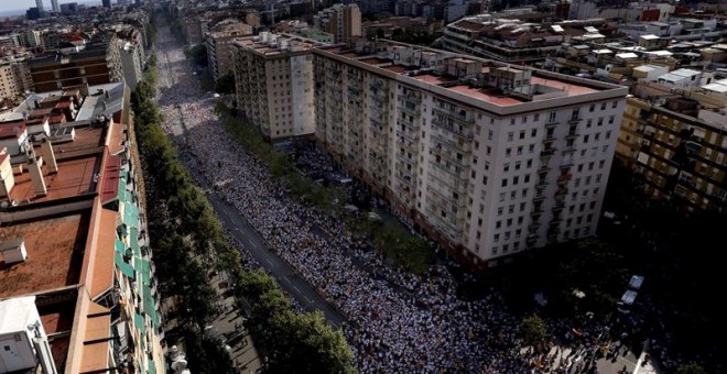 Miles de personas esperan en la avenida Meridiana de Barcelona el comienzo de la Via Catalana, la gran manifestación por la Diada de Cataluña. EFE/Alberto Estévez