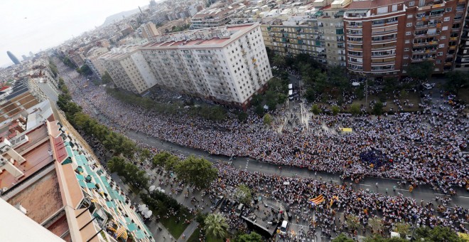 Miles de personas esperan en la avenida Meridiana de Barcelona el comienzo de la Via Catalana, la gran manifestación por la Diada de Cataluña. REUTERS