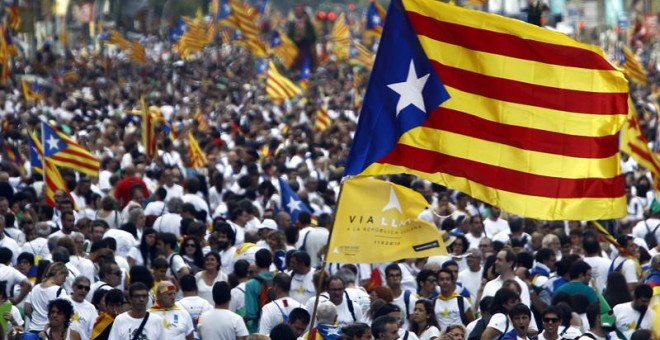 Miles de personas en la avenida Meridiana de Barcelona durante la Via Catalana. - EFE