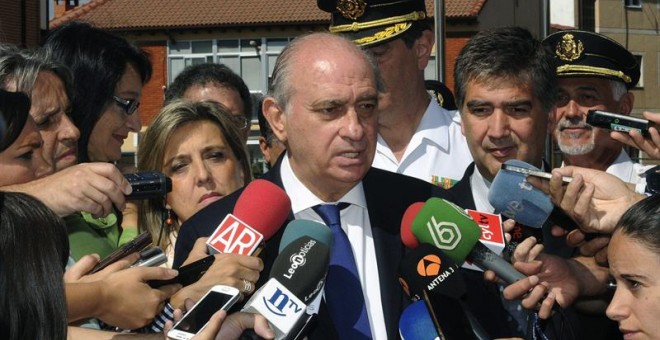 El ministro del Interior, Jorge Fernández Díaz (c), junto al director general de la Policía, Ignacio Cosidó (d), en Astorga mientras informa sobre la investigación del suceso que acabó con la vida de  Denise Pikka Thiem, de 41 años. EFE/J. Casares