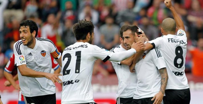 El delantero del Valencia Paco Alcácer (2ºd), felicitado por sus compañeros tras el gol