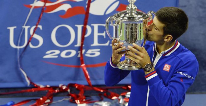 Novak Djokovic besa el trofeo de campeón en el Open USA. / CJ GUNTHER (EFE)
