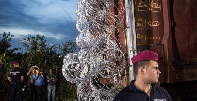 Un vagón equipado con alambre de púas en la frontera entre Hungría y Serbia. EFE